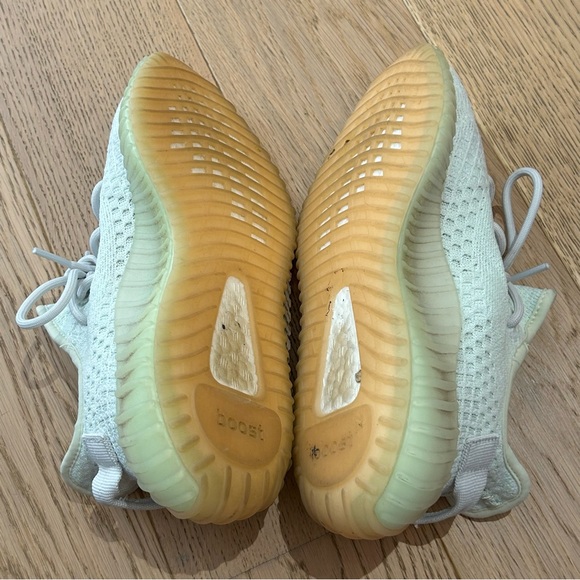 Yeezy Boost 350 v2 Hyperspace - Picture 7 of 13